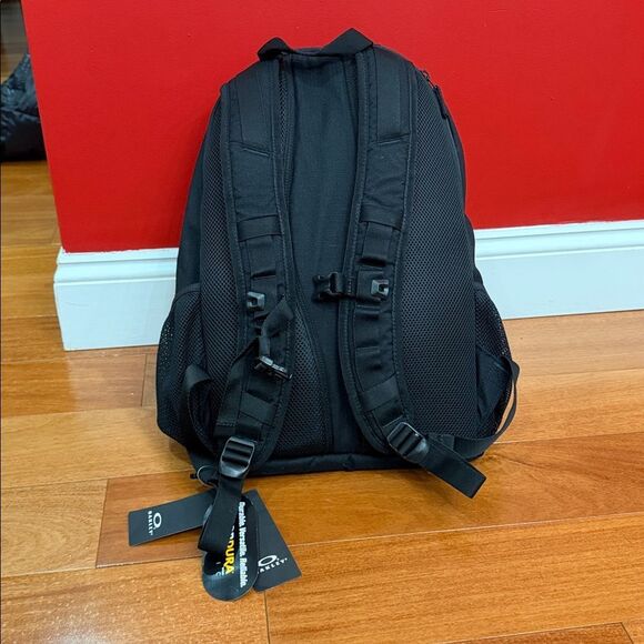 NWT Oakley Multifunctional Hydrolix Smart Backpack detachable crossbody bag - Picture 6 of 16